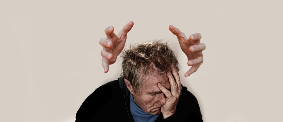 Immagine di un'uomo sopraffatto dall'ansia e lo stress.